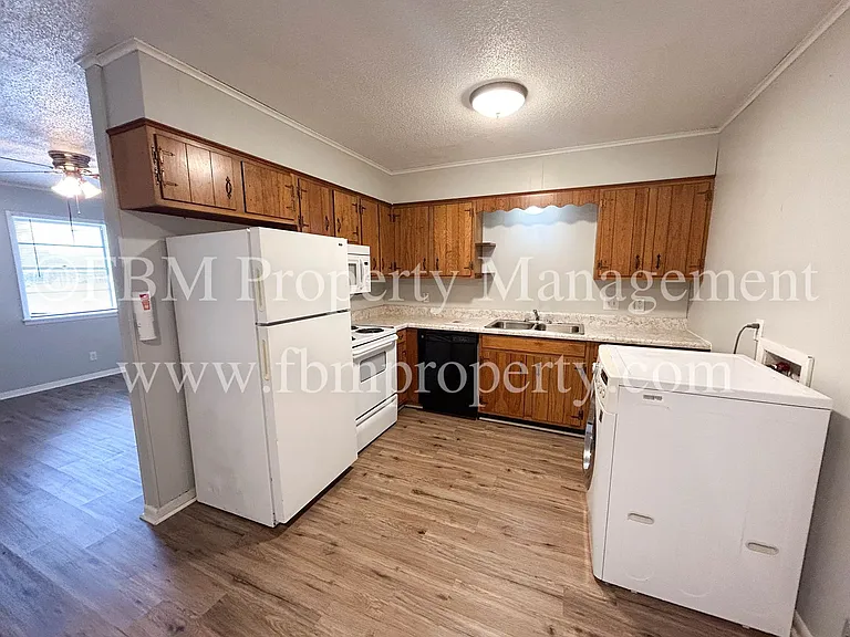 330 W College St #8 — Photo 24