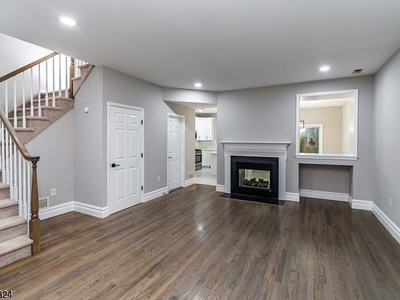 5th image of 46 Hoover Ave