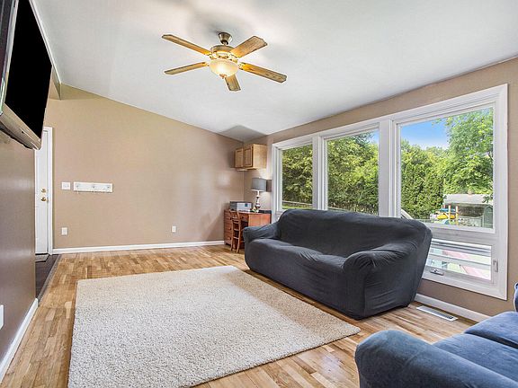 3rd image of 530 Sibley Ln