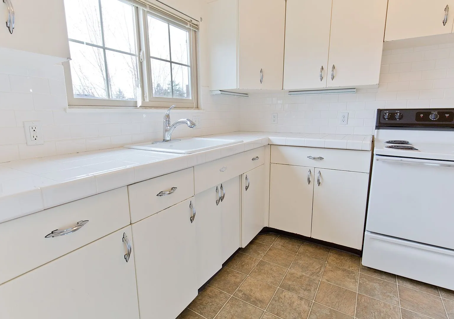 T0131 - Claremont Apartments — Photo 3