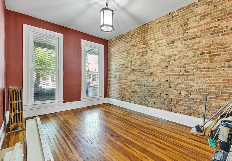 313 E 25th St — Photo 3