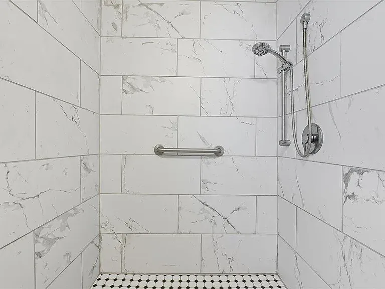 810 Avenue C — Photo 3