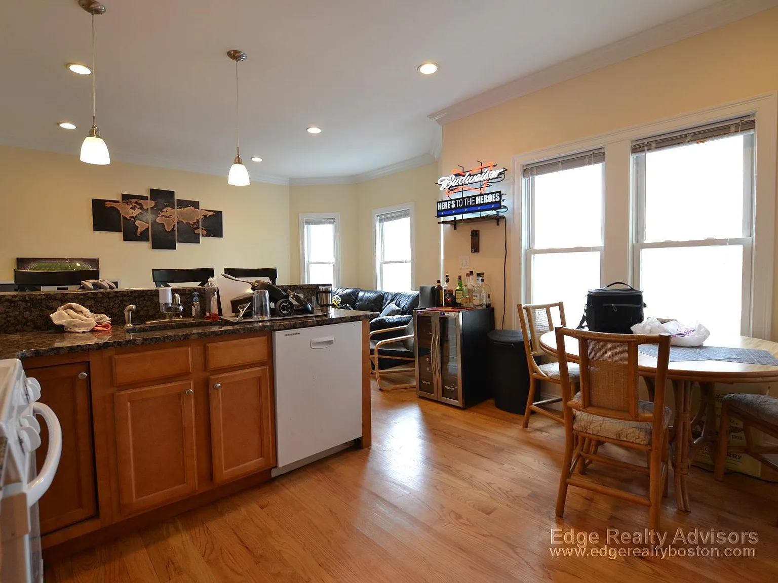 3 bed, 1000 sqft, $3,300 — Photo 2