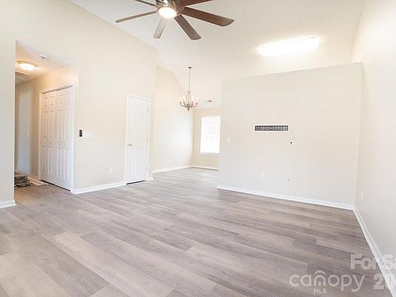 5th image of 122 Addison Pl