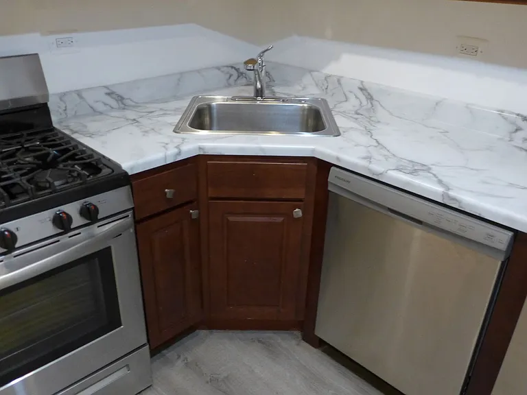 Lamon Courts Apartments — Photo 9