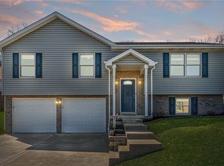 112 Winchester Dr, Pittsburgh, PA 15239