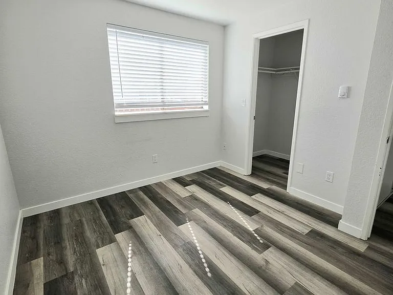 4122 4126 Hoyt Ave — Photo 13