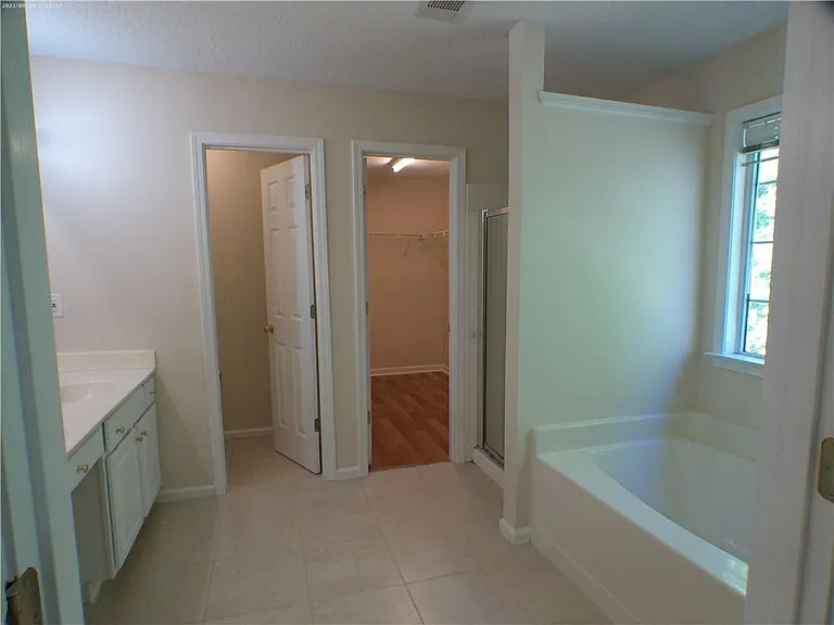 3674 Kentford Ln — Photo 10
