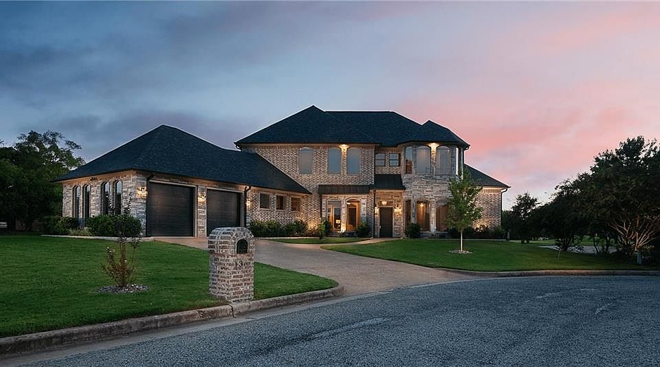 1st image of 136 Saint Andrews Cir