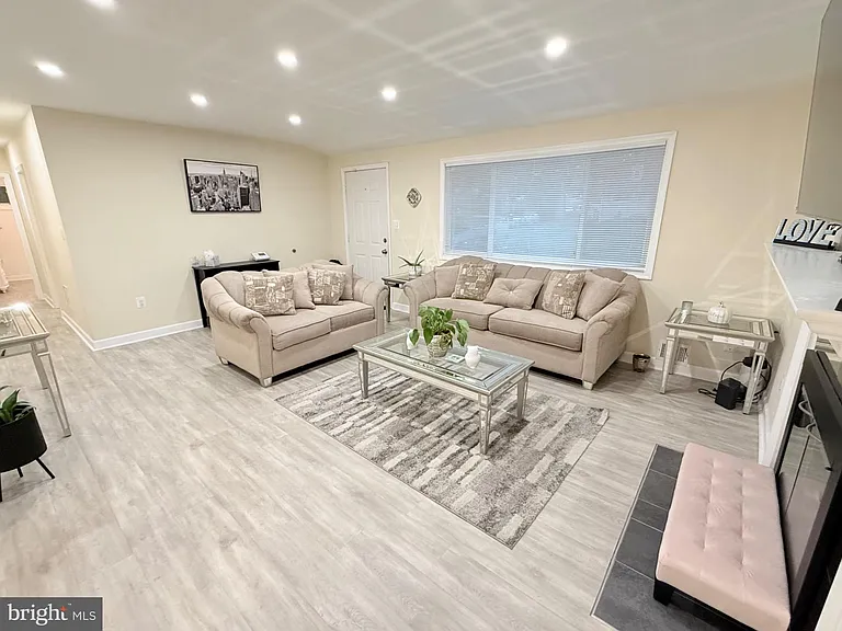 6910 Fern Pl — Photo 3