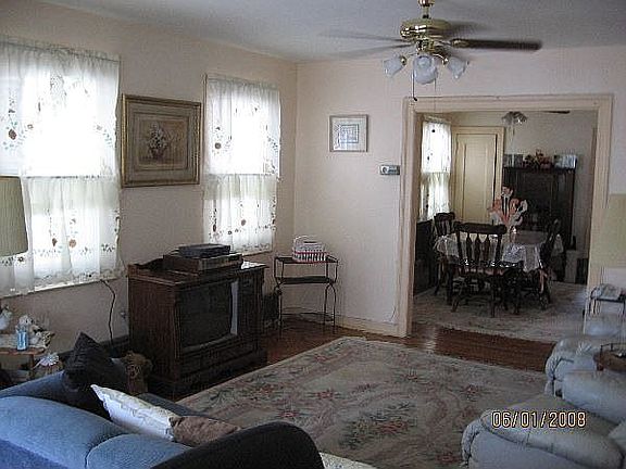 Large Living Room with Hardwood floors!