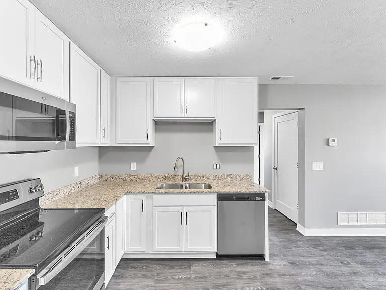 406 1st St #2C — Photo 2
