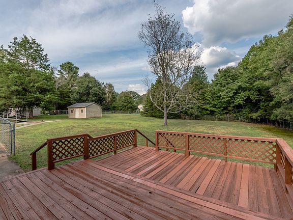 4th image of 2225 Chanticleer Cir