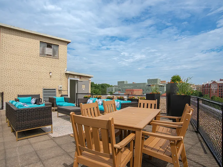 Connecticut House Apartments — Photo 22