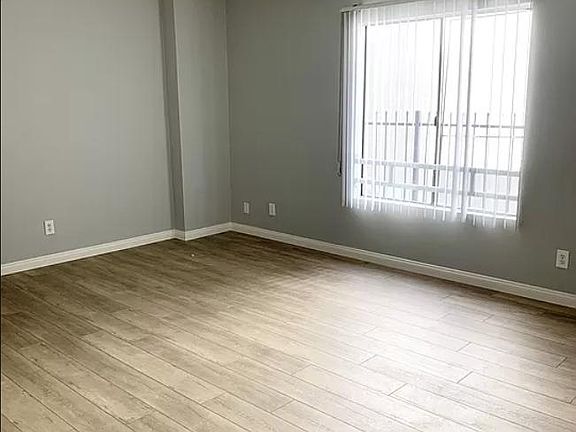3rd image of 313 N Alexandria Ave APT 201