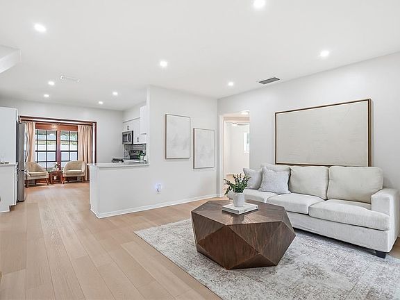 4th image of 2164 Riviera Dr