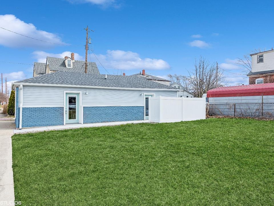 2nd image of 802 Manhattan St