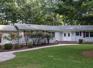 215 Dogwood Ln, Mahwah, NJ 07430