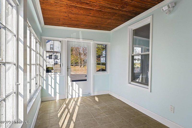3rd image of 9 James Street
