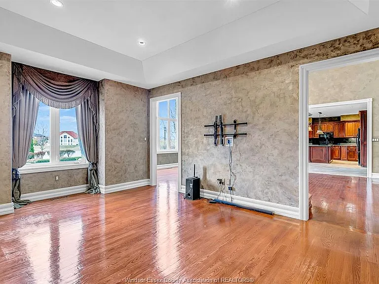 1585 Stoneybrook Cres — Photo 13