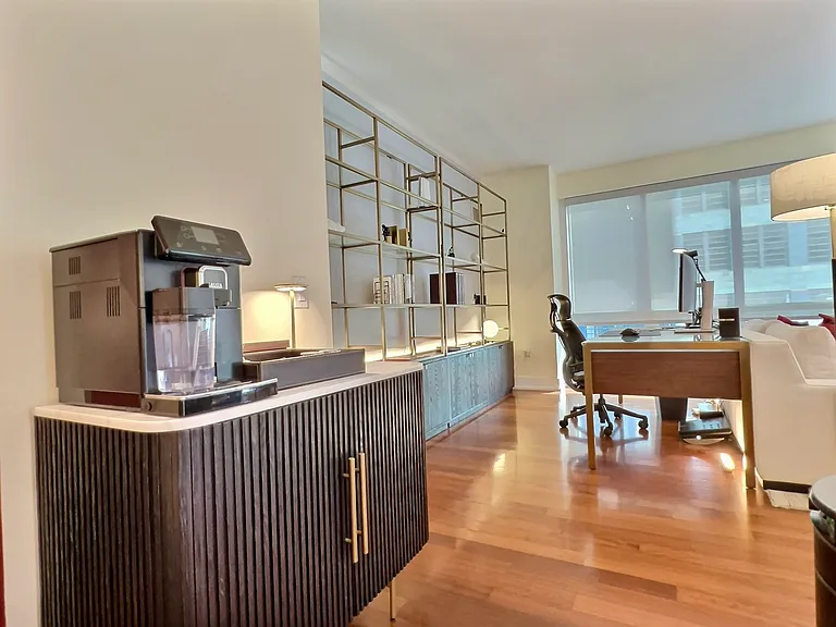 350 W 42nd St #10G — Photo 4