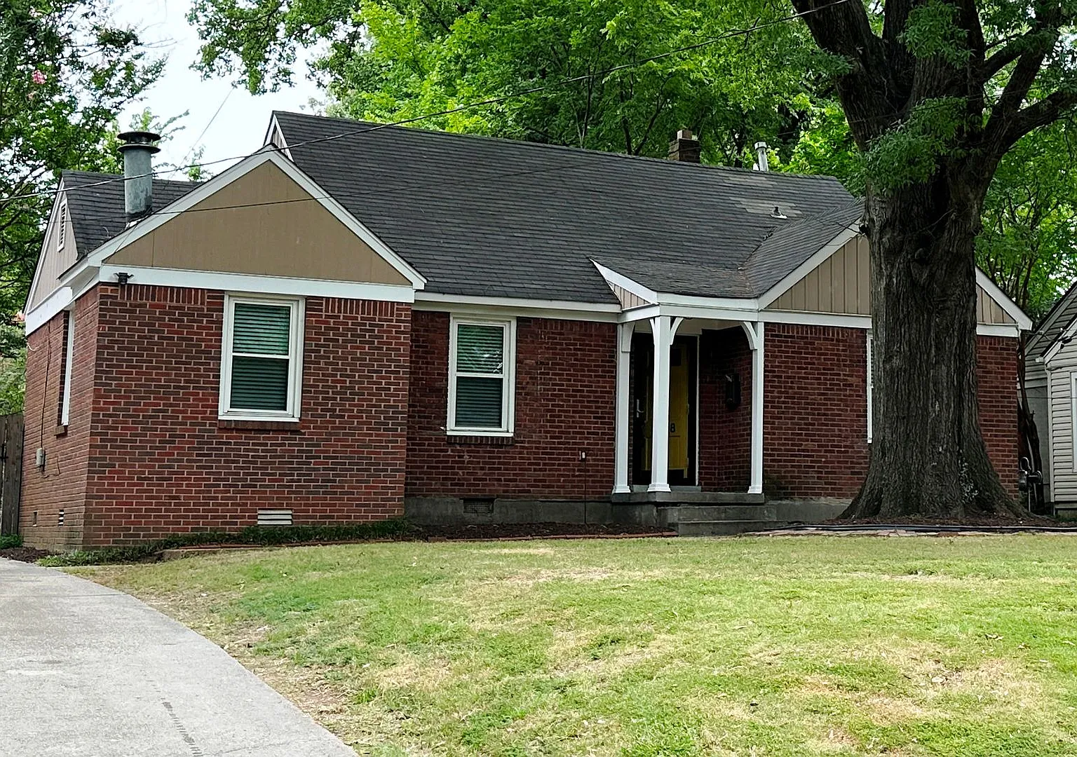 Near Chickasaw Gardens! Split bedroom floor plan! Huge fenced in back yard! — Photo 1
