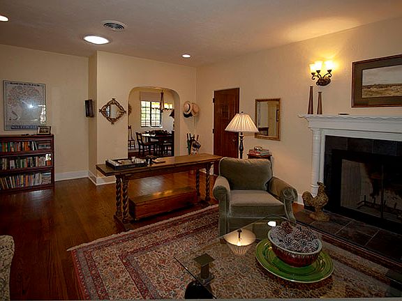 3rd image of 126 E Lullwood Ave