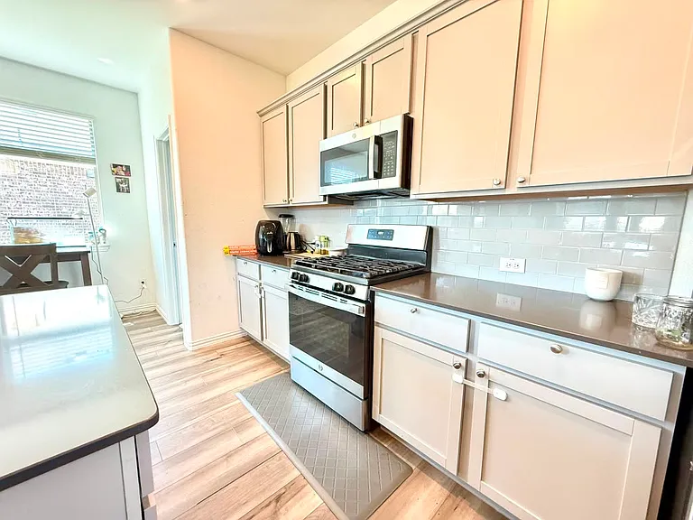 1601 Lake Grove Dr — Photo 14