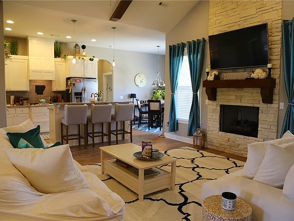 4th image of 3033 Royal Dr