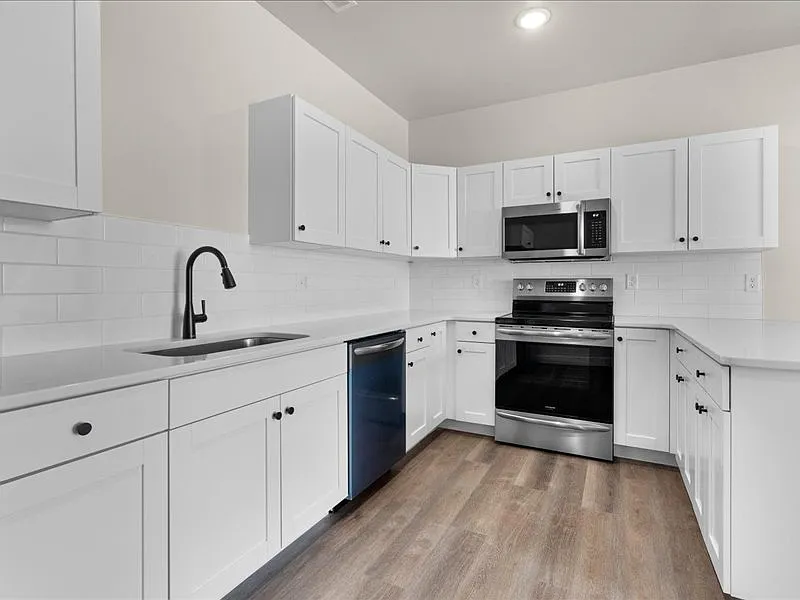 Building Photo - 10 Jaro Way #304