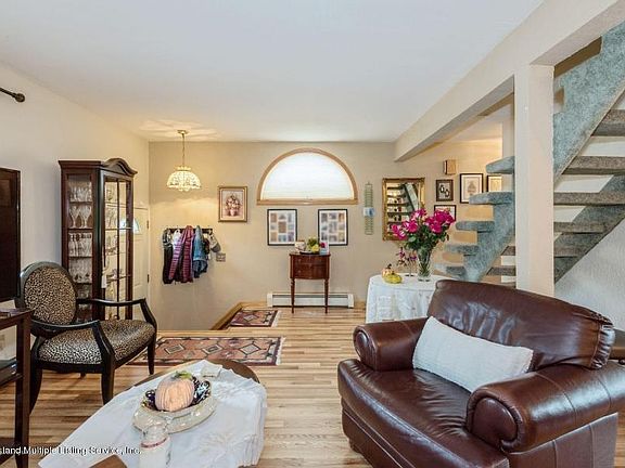 5th image of 1134 Rockland Ave
