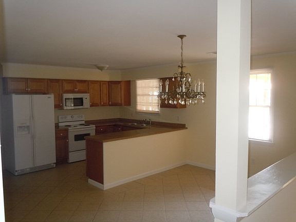 5th image of 160 Stafford Ave