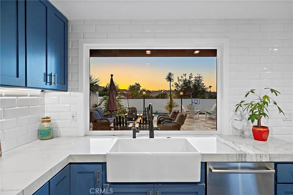 4 bed, 2.5 bath, 2656 sqft, $12,200 — Photo 4