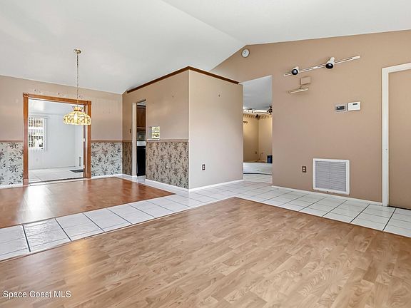4th image of 2415 Raintree Lake Cir
