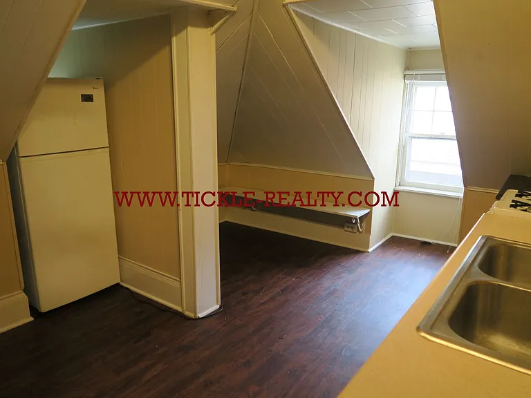 242 Oxford St — Photo 3