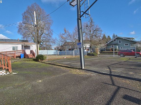 4th image of 8523 SE Stark St