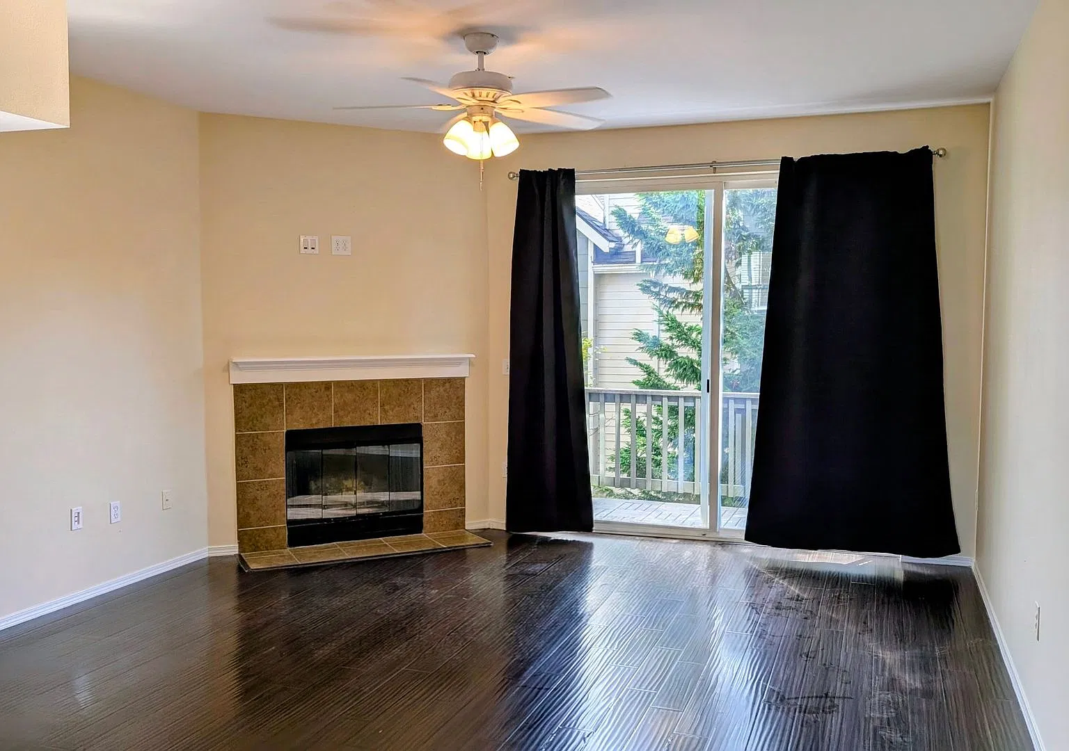 Lynnwood 3 bdrm Townhome with attached Garage — Photo 3