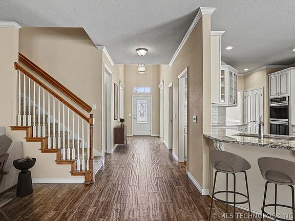 5th image of 604 S 71st St