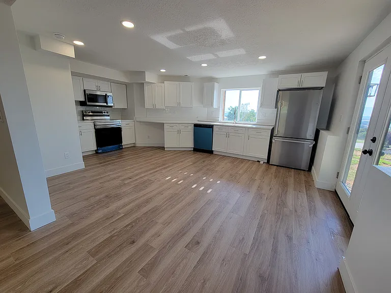 1754 California Ave — Photo 12