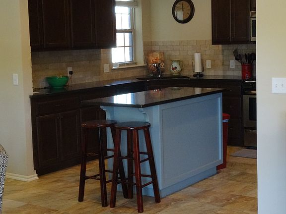 5th image of 2204 Persimmon Dr
