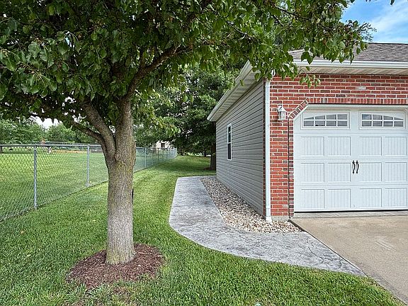 2nd image of 1006 Allens Landing Rd