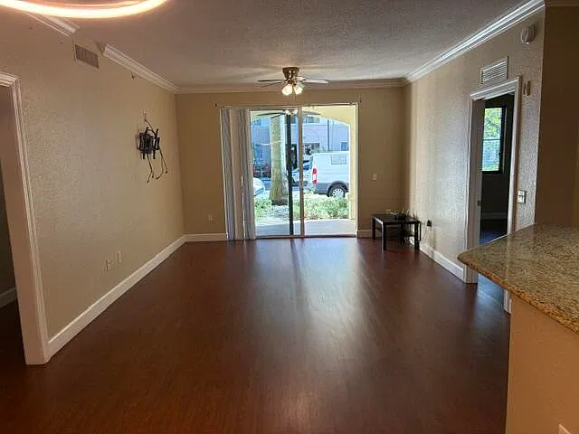 San Rafael Condominium — Photo 4