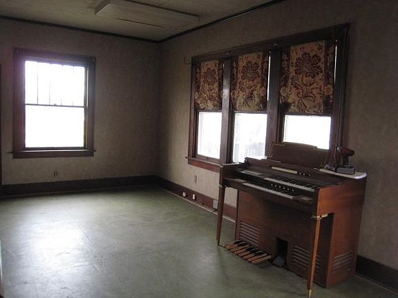 3rd image of 702 E Lasalle Ave
