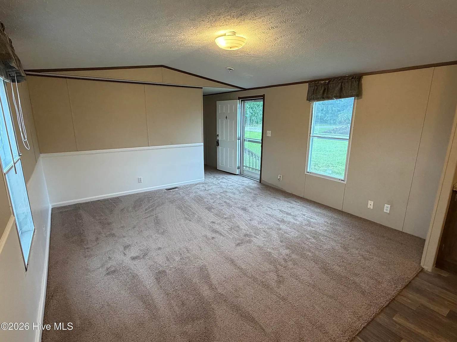 3 bed, 2.0 bath, 938 sqft, $1,200 — Photo 3