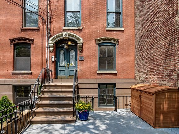 2nd image of 132 Sussex St #1