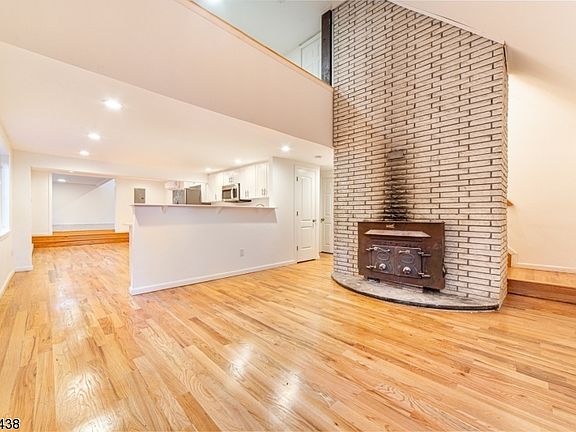 3rd image of 20 Orchard Dr