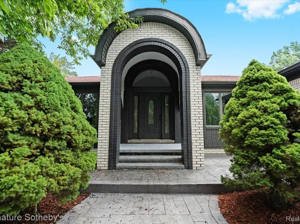 40526 Woodside Dr, Clinton Township, MI 48038