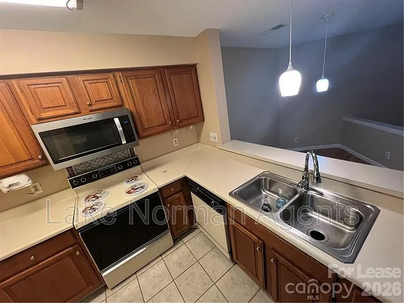 2 bed, 2.0 bath, 965 sqft, $1,595 — Photo 2