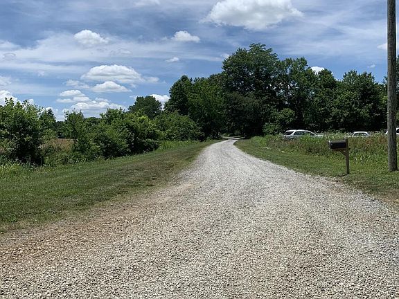 Gravel land to entrance