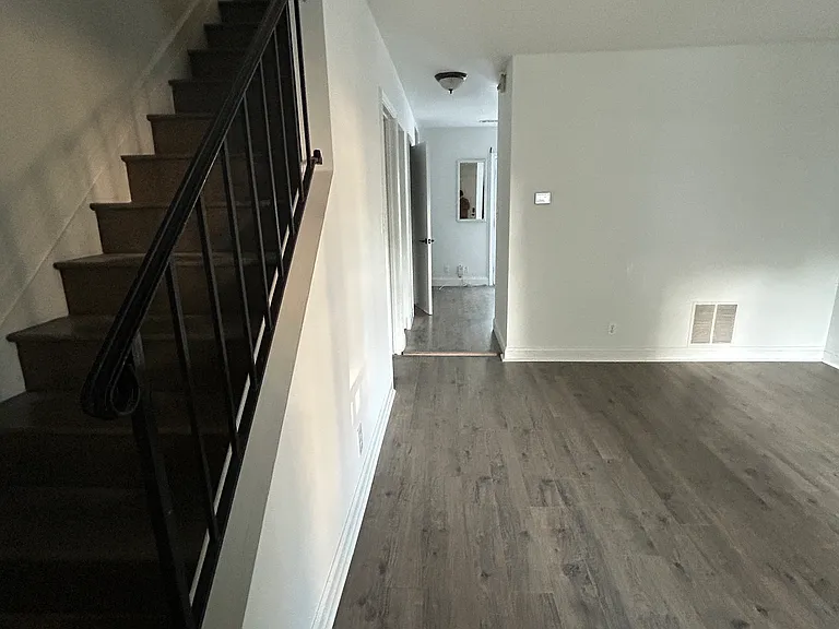 709 Madison Ct — Photo 2
